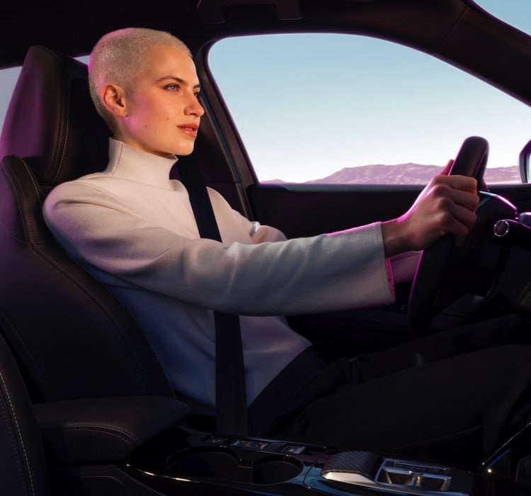 Peugeot 2008, молода жінка за кермом