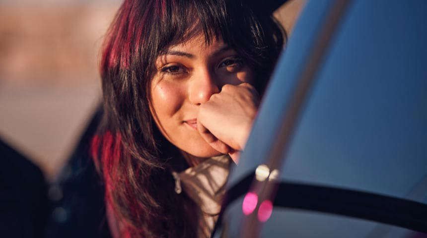 Дівчина у вікні Peugeot 3008