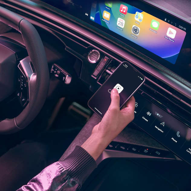 Рука тримає смартфон у салоні нового Peugeot 3008