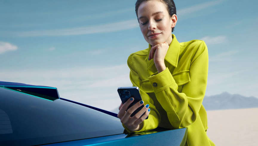 Peugeot 408, дівчина зі смартфоном спирається на кузов