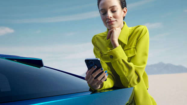 Peugeot 408, дівчина зі смартфоном спирається на кузов