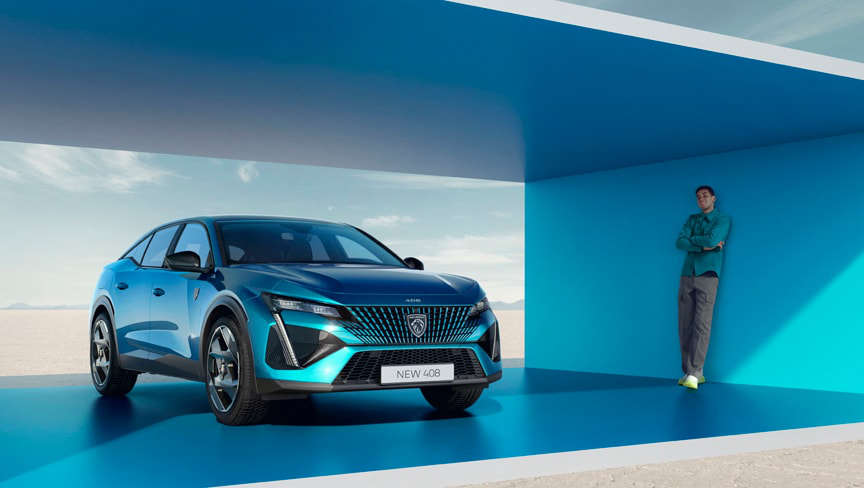 Чоловік біля Peugeot 408